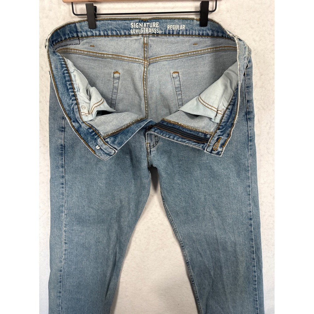 Signature by Levi Strauss Mens Regular Fit Light Wash Denim Jeans 37x31.5 - Picture 3 of 9